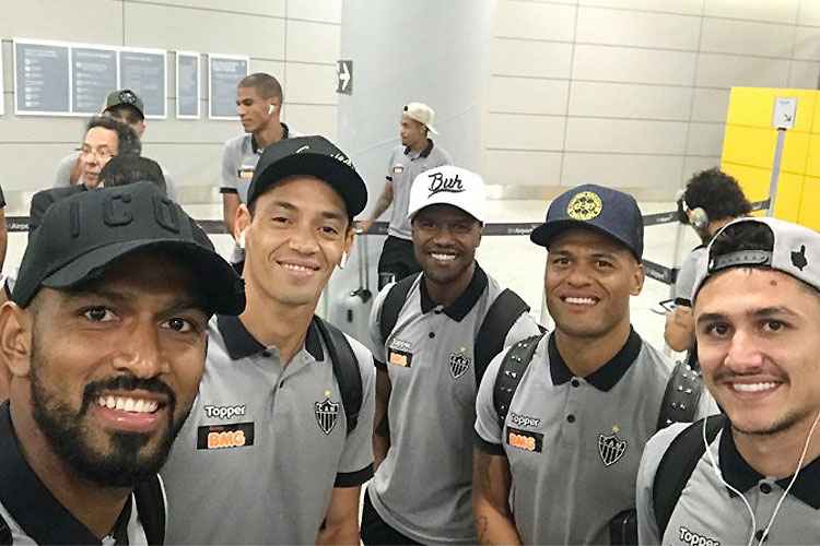 Jogadores do Atlético se reúnem para embarque em Confins visando ao duelo contra o Defensor