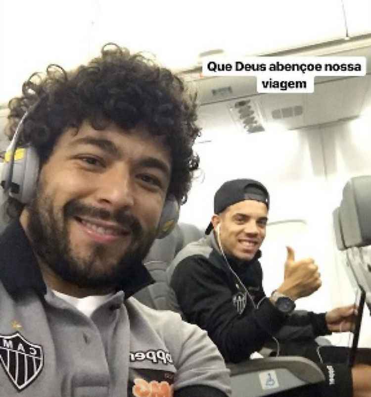 Luan posta foto ao lado de Terans já dentro do avião, momentos antes do embarque do Galo