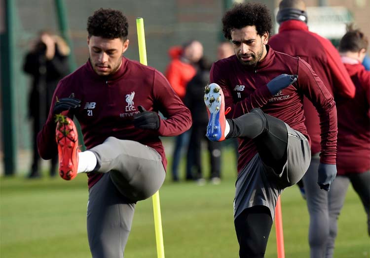 Salah (D) frisou que é preciso que o Liverpool se imponha jogando em sua casa