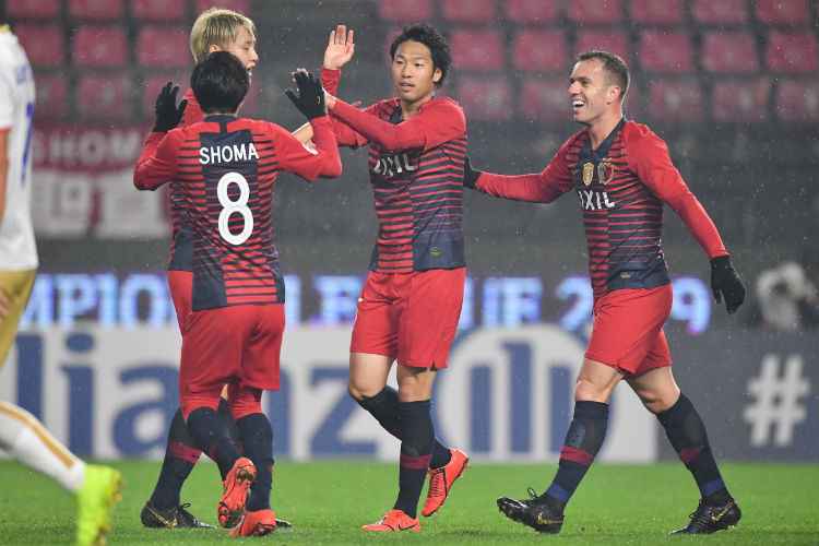 Com dois gols do meia brasileiro Serginho (direita), japoneses se garantiram na fase de grupos