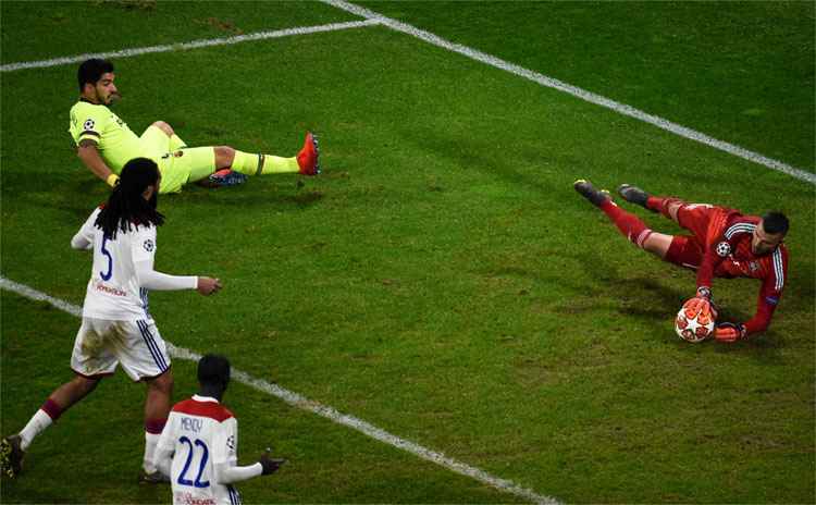 Com Messi longe de seus melhores dias e Suárez (foto) somando mais um jogo a seu jejum de gols na Liga dos Campeões, Barcelona não conseguiu sair do zero diante do Lyon, na França