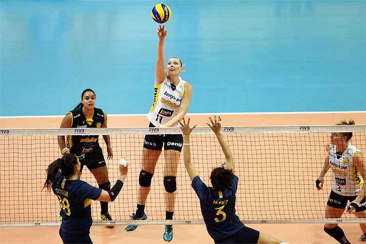 Nicole Fawcett salta para superar o bloqueio do Boca: vitória tranquila após susto no começo