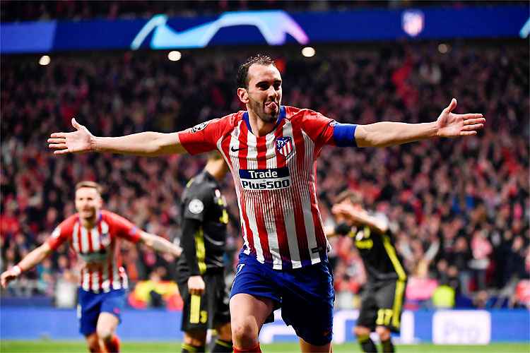 Uruguaio Godin amplia em chute que desviou em Cristiano Ronaldo