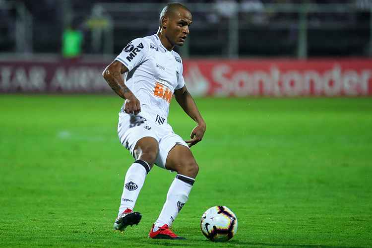 Patric deu cruzamento para Cazares marcar de cabeça o segundo gol do Atlético contra o Defensor