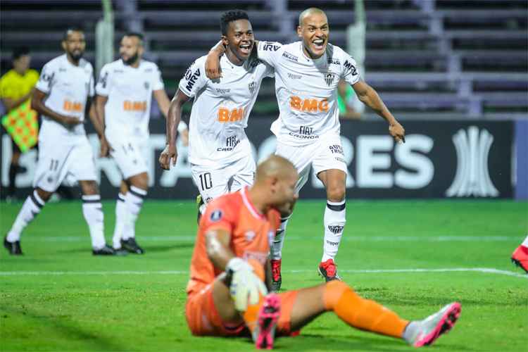 Jogadores do Atlético comemoram gol diante do Defensor-URU