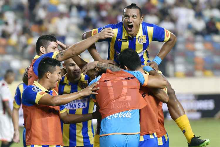 Jogadores do Deportivo Capiatá-PAR festejam feito conseguido em 2017