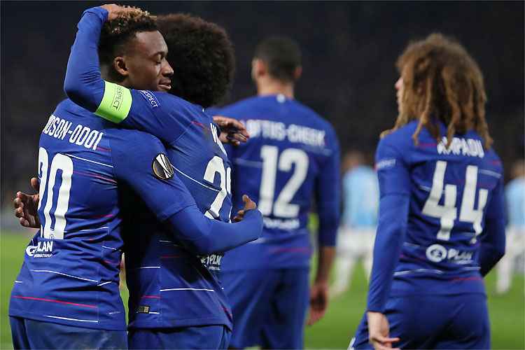 Hudson-Odoi comemora com Willian: goleada alivia pressão 
