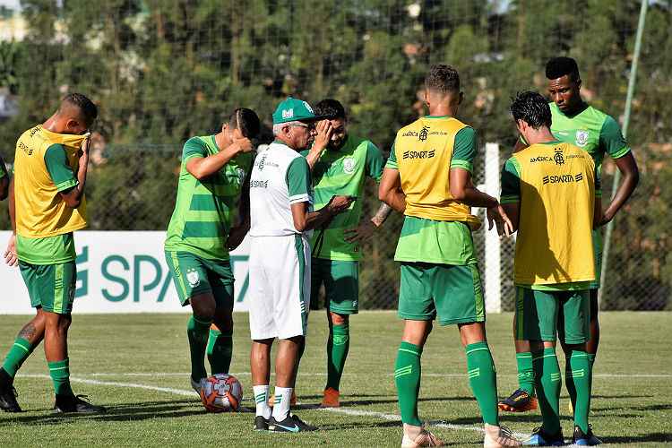 Givanildo orienta jogadores em treino tático do América nesta sexta