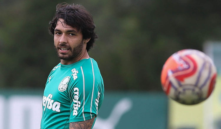 No Palmeiras, a expectativa é pela entrada do atacante Ricardo Goulart