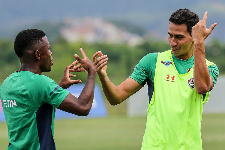 Ganso brinca no treino antes de segundo jogo pelo Fluminense