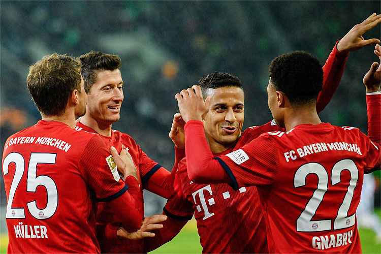 Thomas Müller celebra com os companheiros o quarto gol bávaro