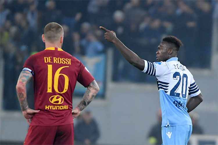 Caicedo comemora diante de De Rossi: Lazio goleia e sobe