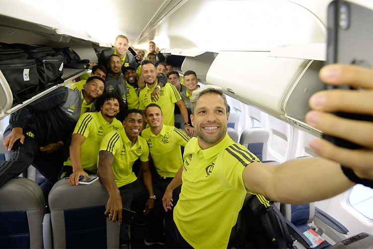 Diego faz selifie no avião: Fla está em Santa Cruz da Sierra
