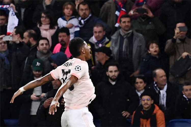 Rashford comemora o gol de pênalti, aos 48min da etapa final