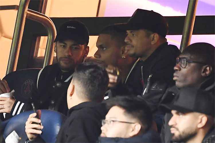 Depois de curtir o carnaval, Neymar acompanhou o jogo