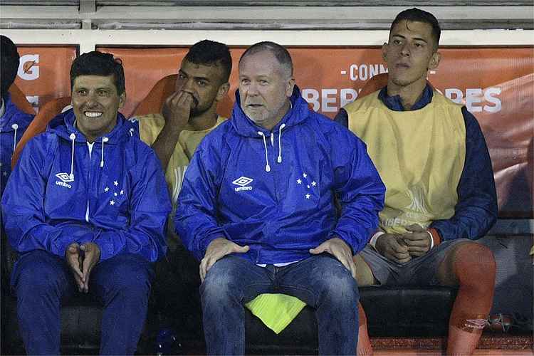 Sidnei Lobo e Mano durante vitória do Cruzeiro sobre o Huracán