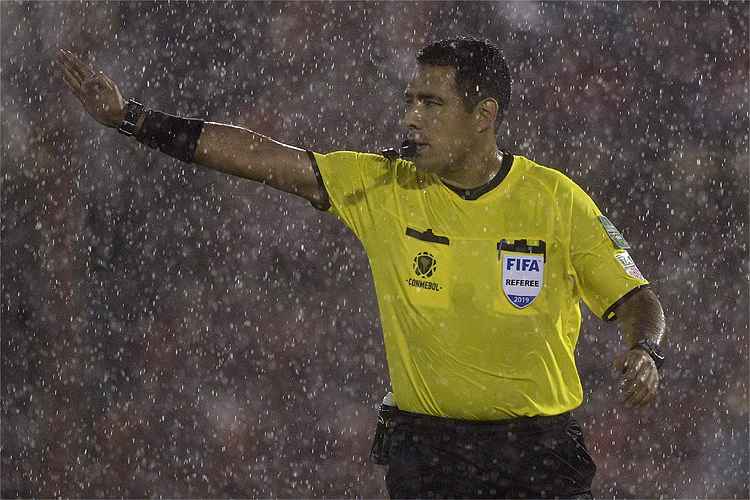 Árbitro peruano Diego Haro expulsou técnico Mano Menezes