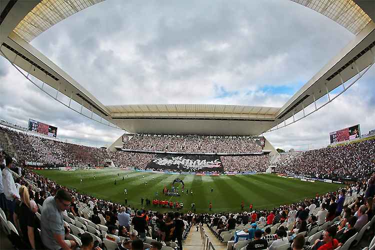 Chuva de papeis picados na Arena aconteceu antes do clássico entre Corinthians e Santos