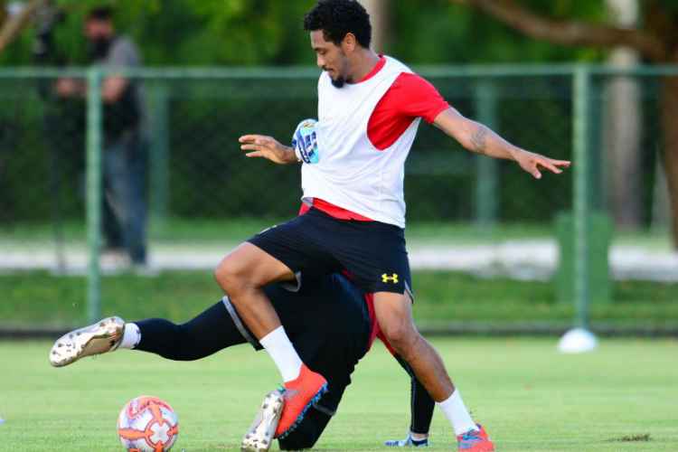 Atacante Hernane Brocador realizou treinos específicos de finalização com os pés e a cabeça