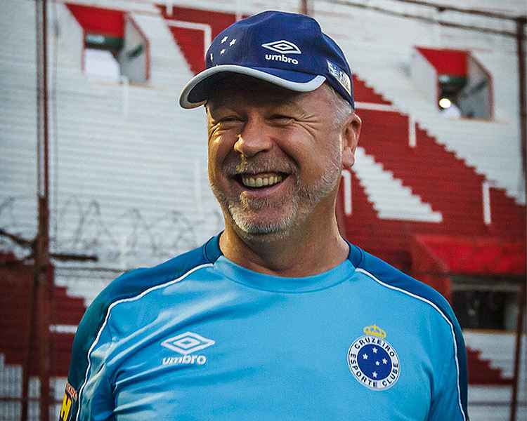 Em quase dois anos e oito meses ininterruptos de trabalho, Mano Menezes conquistou pelo Cruzeiro duas edições da Copa do Brasil (2017 e 2018) e uma do Campeonato Mineiro (2018)