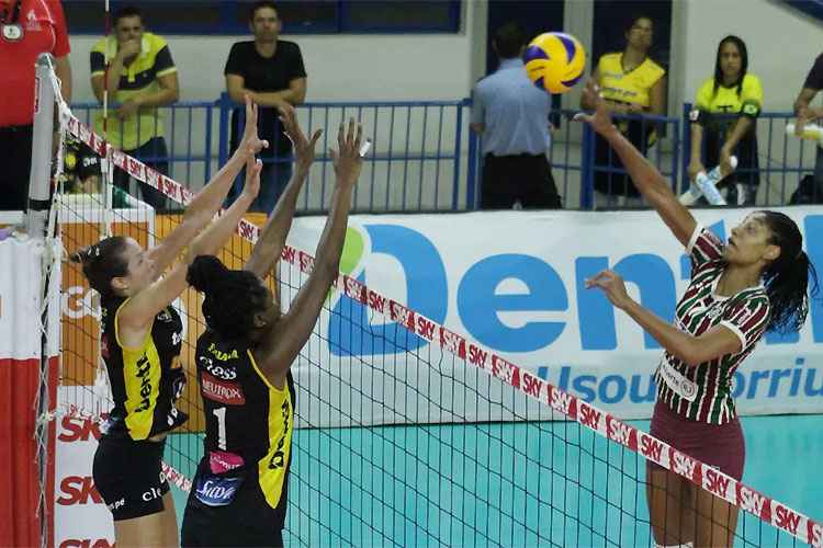 Michelle e Fabiana sobem no bloqueio: Praia Clube saiu em vantagem
