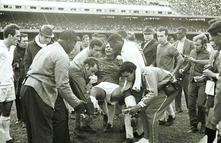 Procópio sendo atendido no jogo em que quebrou a perna esquerda após entrada do