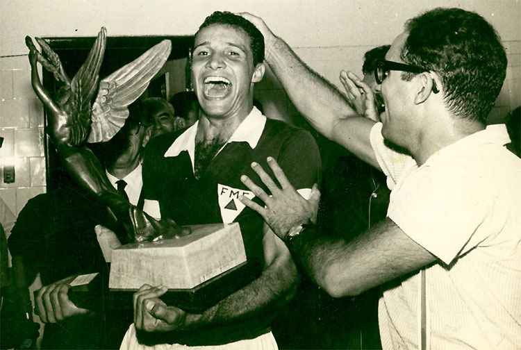 Procópio com a taça do título nacional pela Seleção Mineira, em 1963, sobre a Seleção do Rio de Janeiro