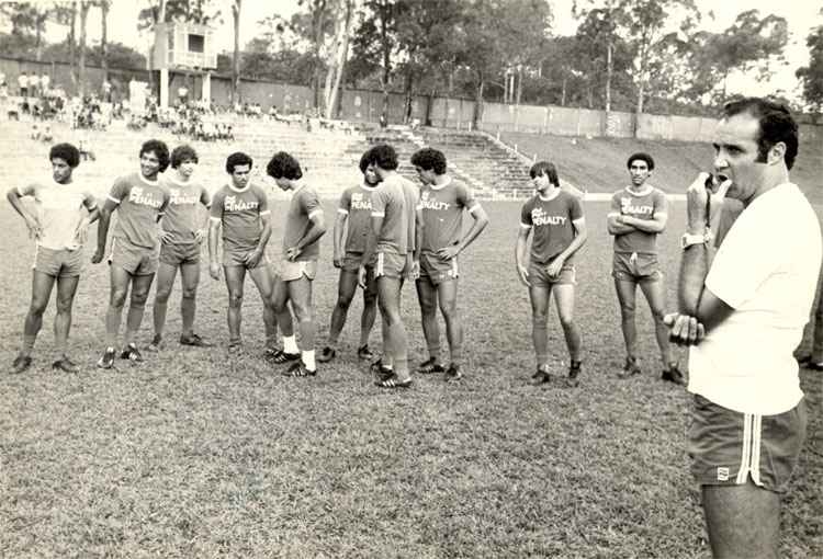 20/03/1981 - Procípio durante treino do Cruzeiro em 1981, na Toca da Raposa