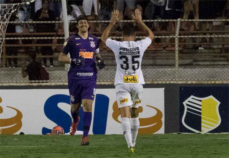 Antes da partida, no vestiário, Cássio recebeu uma camisa com o número e uma placa de agradecimento