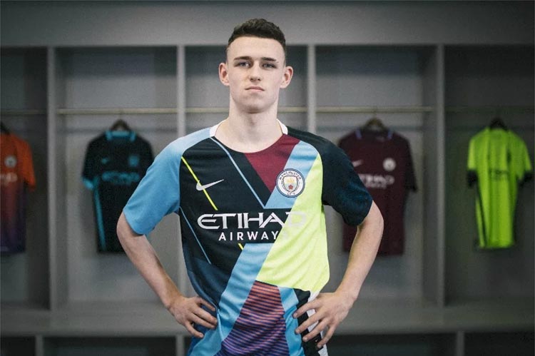 Phil Foden mostra uniforme comemorativo do Manchester City