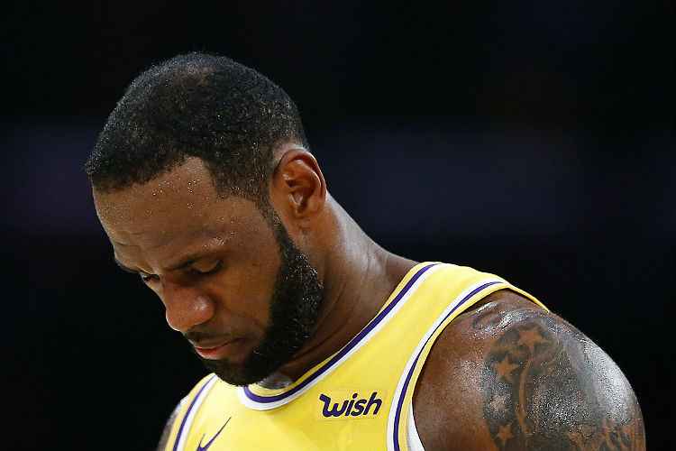 LeBron fica fora dos playoffs da NBA em primeira temporada pelos Lakers