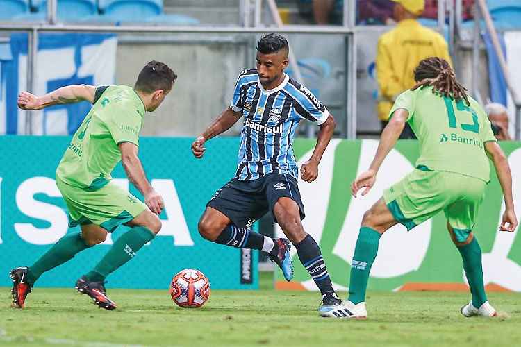 Com time misto, Grêmio, de Léo Moura, administrou larga vantagem