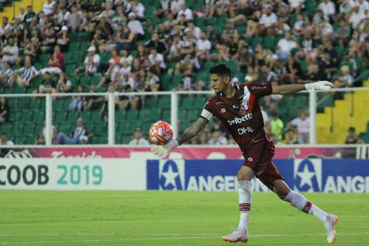 Goleiro de 25 anos é titular e capitão na equipe catarinense