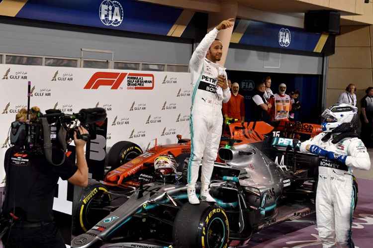 Lewis Hamilton conquistou a vitória no autódromo de Sakhir