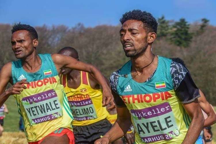 Getnet Yetwale (E) e Dinkalem Ayele (D) são etíopes de 18 anos, segundo a Associação de Atletismo
