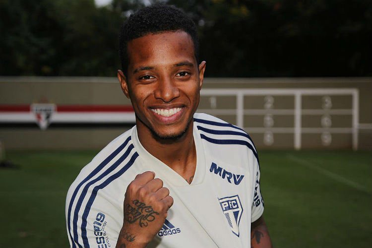 Atleta chega como principal contratação pedida por Cuca
