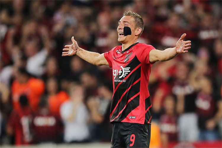 Marco Ruben fez três gols e liquidou a defesa do Boca Juniors