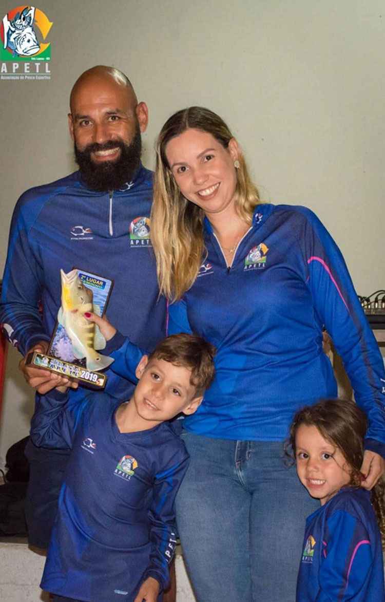 Bruno Rodrigo ao lado da esposa, Natália, e dos filhos, Davi (6) e Maria Alice (3)