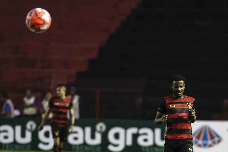 A bola rola na estreia leonina a partir das 21h30