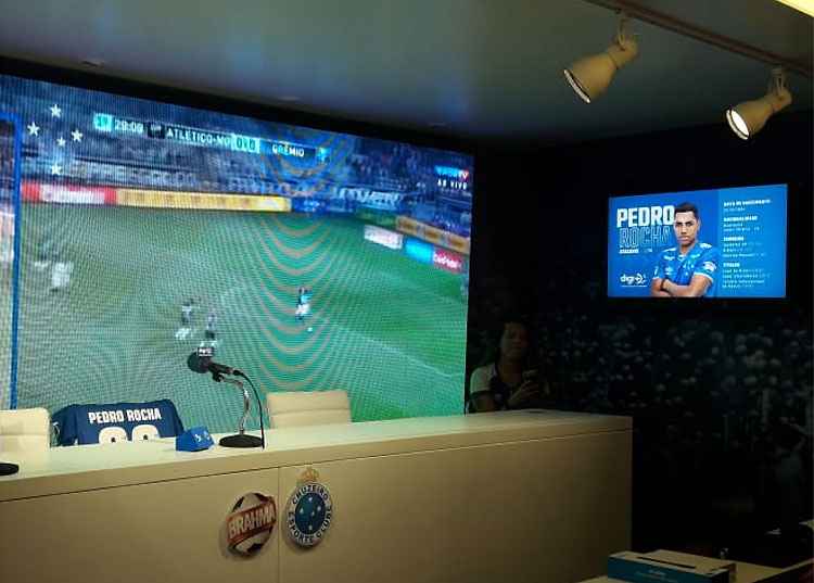 Backdrop digital do Cruzeiro exibiu gols de Pedro Rocha antes e durante a entrevista coletiva