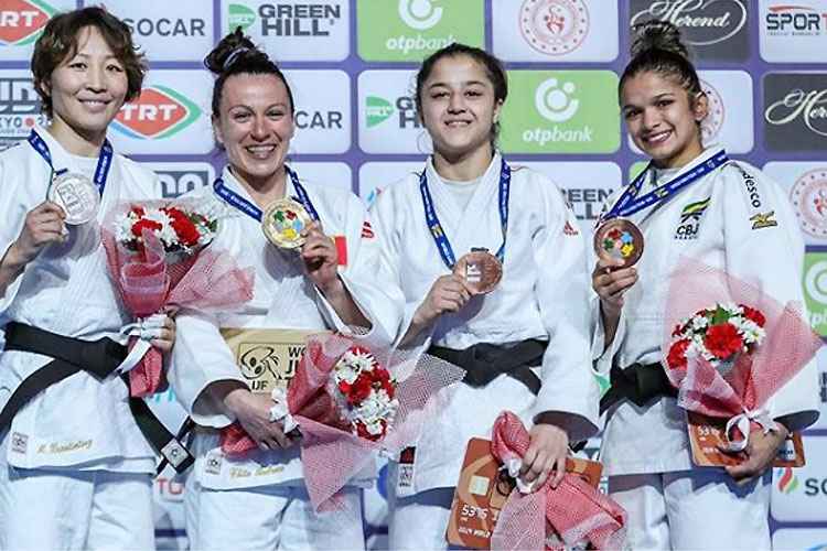 Brasileira (dir) completou pódio na categoria meio-leve (até 52kg)
