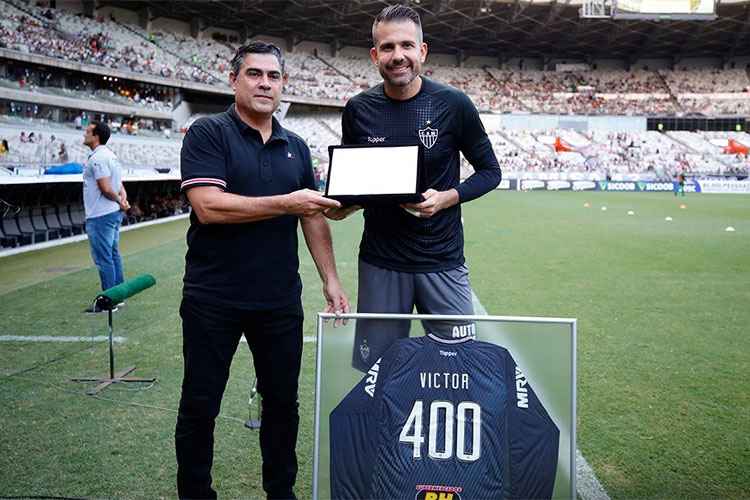 Victor recebeu placa e camisa comemorativa