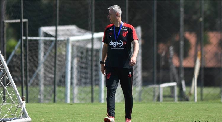 Tiago Nunes deve mandar a campo a mesma formação que venceu o Boca