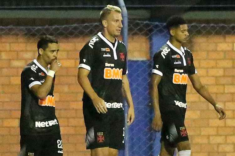 Vascaínos comemoram o gol da vitória, marcado por Yago Pikachu