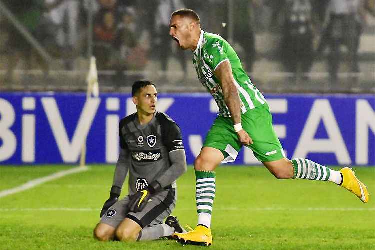 Botafogo saiu na frente, mas levou virada com gol aos 44min do segundo tempo