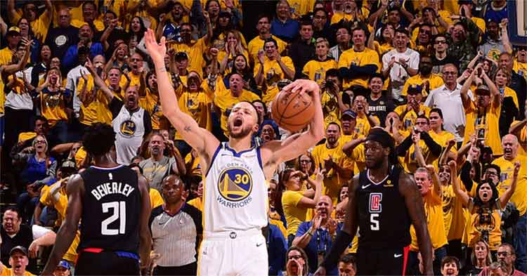 Stephen Curry terminou o jogo com 38 pontos e ainda garantiu um double-double