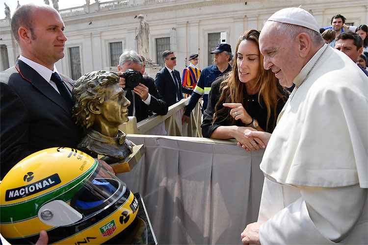 Papa Francisco recebeu escultura de Senna, produzida pela sobrinha do ídolo