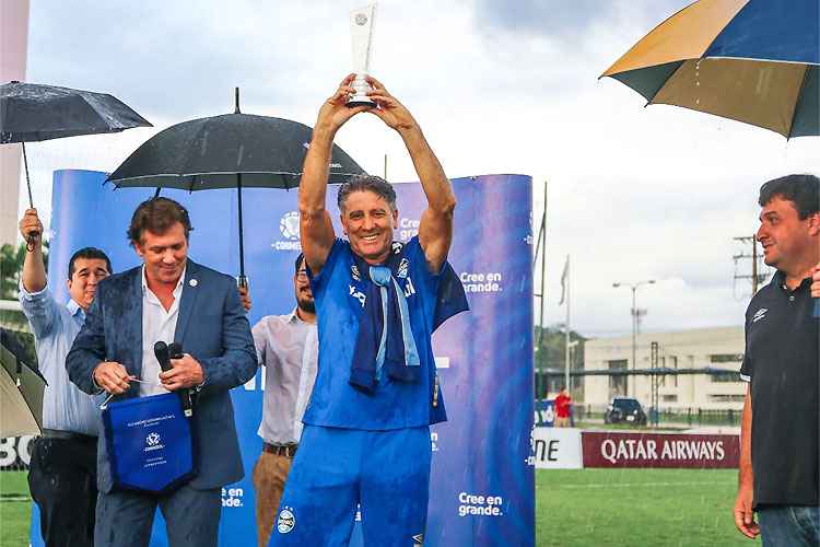 Campeão com o tricolor em 2017, técnico é premiado pela Conmebol