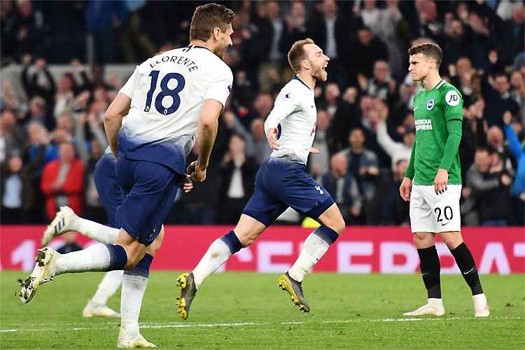 Eriksen comemora o gol da vitória do Tottenham, aos 43min da etapa final