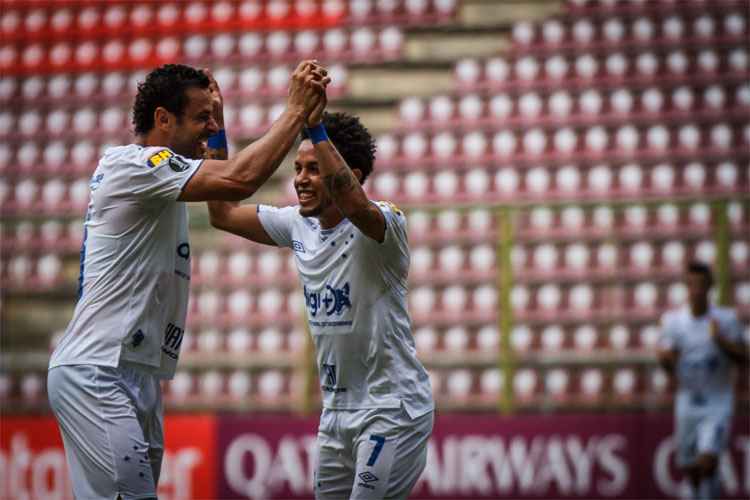 Primeiro gol da vitória celeste foi marcado por Fred no primeiro tempo